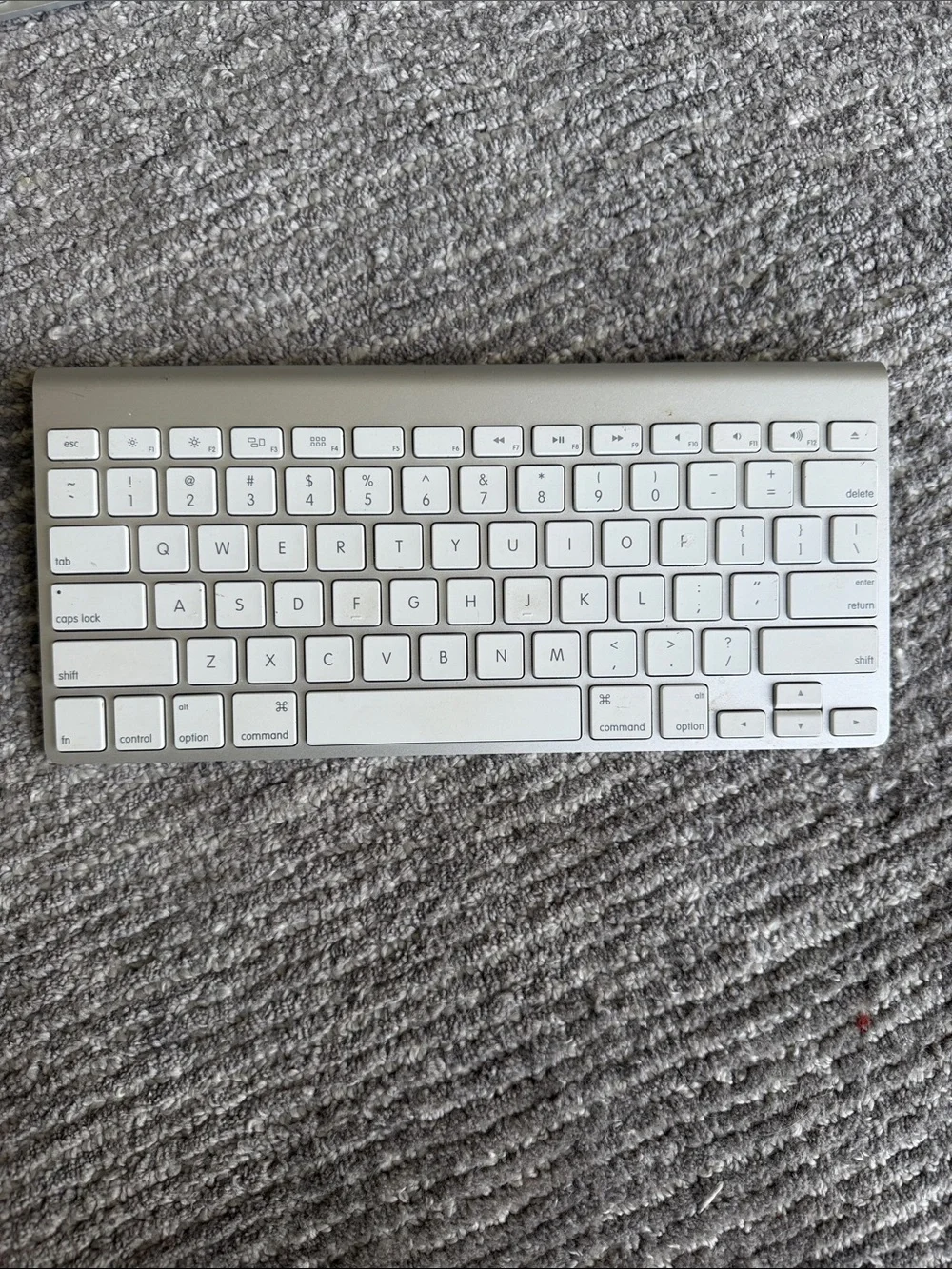 Apple Wireless Aluminum Keyboard in Silver and White model A1314